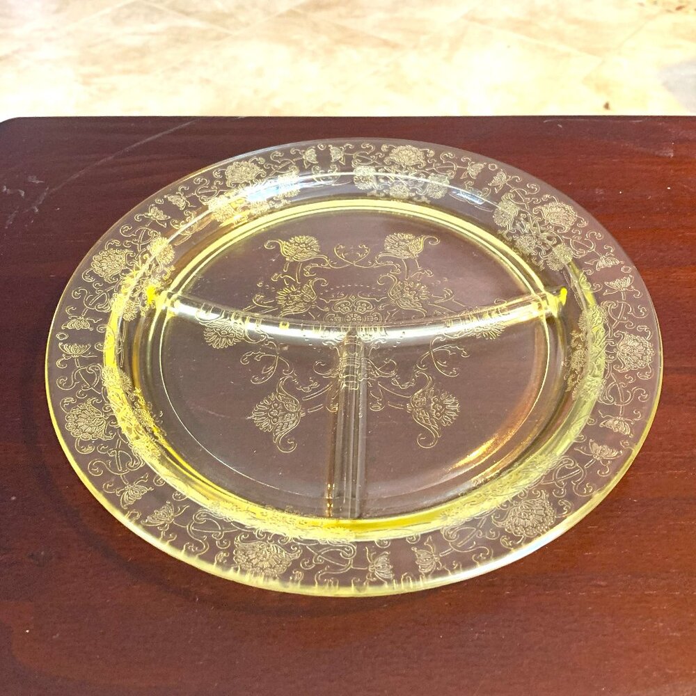 Vintage Hazel Atlas Florentine #2 'Poppy' Yellow 10-3/8 inch Divided Grill Plate
